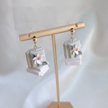 Load image into Gallery viewer, Daisy Book Stack