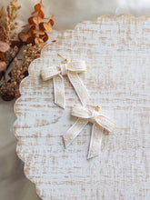 Load image into Gallery viewer, White Vine Bows