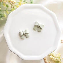 Load image into Gallery viewer, Bow Single Stud set