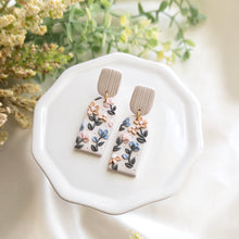 Load image into Gallery viewer, Lyra