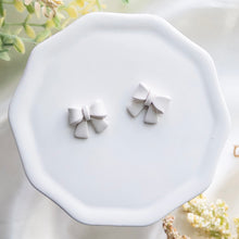 Load image into Gallery viewer, Bow Single Stud set
