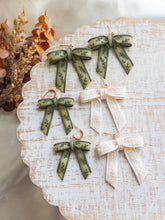 Load image into Gallery viewer, White Vine Bows
