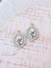Load image into Gallery viewer, Vintage Daisy Frame
