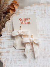 Load image into Gallery viewer, White Vine Bows
