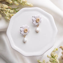 Load image into Gallery viewer, Daisy &amp; Pearl Studs
